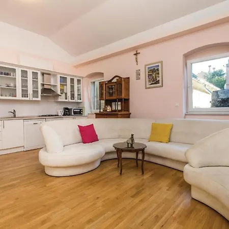 Holiday home 3 Bedroom Cozy In *